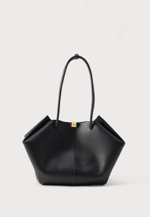 Borsa a tracolla nera in pelle con lati strutturati e angolari, due manici sottili e una piccola fibbia dorata al centro frontale.