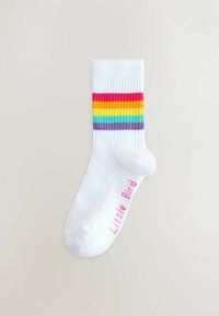 Calcetín de algodón blanco con un diseño de rayas horizontales en colores del arcoíris, que incluye púrpura, azul, verde, naranja y rojo, y el texto "Little Bird" en rosa.
