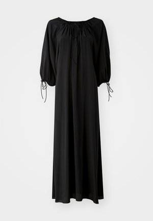 Abito lungo nero con maniche larghe e scollatura a barchetta. Presenta lacci a coulisse al collo e ai polsini. Realizzato in tessuto leggero e liscio.