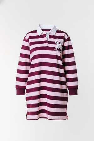 Vinrød og lyserød stribet kjole med lange ærmer, krave og sideslids. Har et broderet logo på brystet.