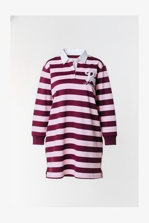 Vinrød og lyserød stribet kjole med lange ærmer, krave og sideslids. Har et broderet logo på brystet.