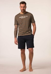 Camisa de manga corta a rayas en marrón y beige con logo, combinada con pantalones cortos oscuros en navy. Presenta un corte relajado y una tela cómoda.