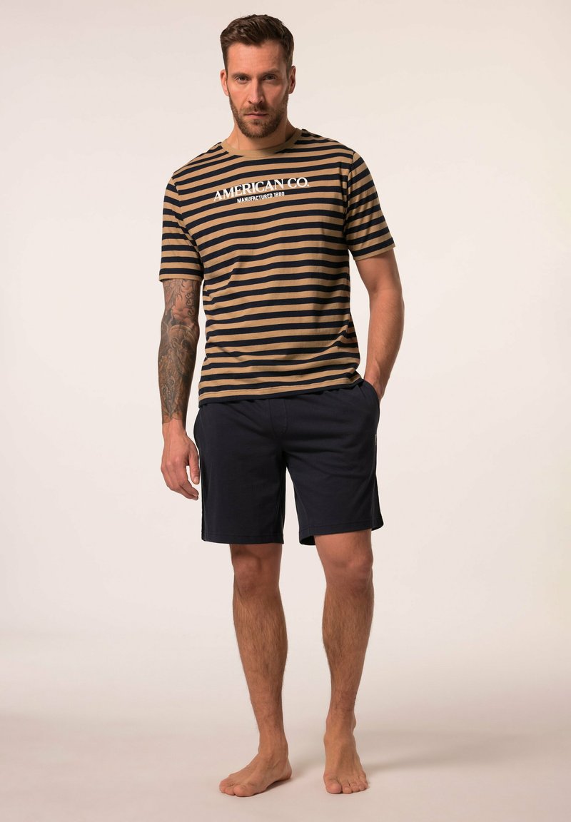 Camisa de manga corta a rayas en marrón y beige con logo, combinada con pantalones cortos oscuros en navy. Presenta un corte relajado y una tela cómoda.