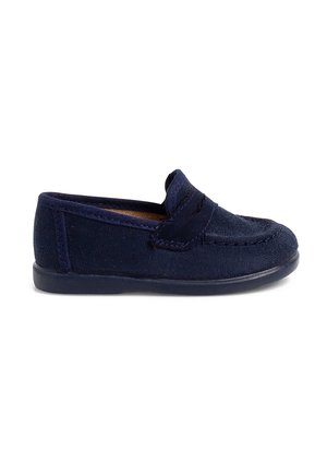 Mocasines de ante azul marino con tacón bajo, costura de puntera de mocasín y detalle de correa en la parte superior, mostrados en perfil lateral.