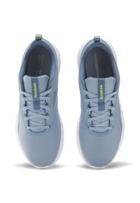 Ljusblå sportskor med ovandel i texturerat mesh, rund tå, platta skosnören och vit gummisula. Har en grön accent på tungan.