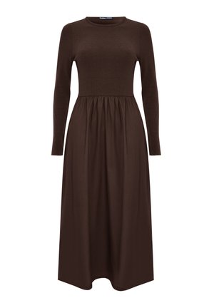 Donkerbruine midi-jurk met lange mouwen, een aansluitend geribd bovenstuk en een geplooide, vloeiende rok.