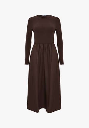 Dunkelbraunes Midikleid mit langen Ärmeln, eng anliegendem, geripptem Oberteil und gerafftem, fließendem Rockteil.