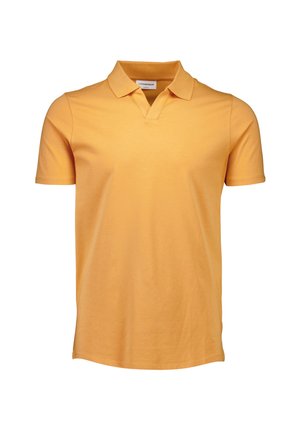Polo-Shirt in leuchtendem Gelb, aus weicher Baumwolle, mit flachem Kragen und kurzen Ärmeln, im klassischen Schnitt und ohne sichtbare Muster.