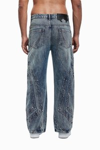 Platās zilās denim bikses ar izteiktu chevron šuvju rakstu, ar melnu logotipa uzšuvi uz jostas un divām aizmugurējām kabatām.