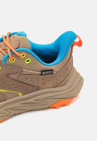 HOKA ANACAPA 2 LOW GTX UNISEX - Trail running shoes - dune/vibrant orange