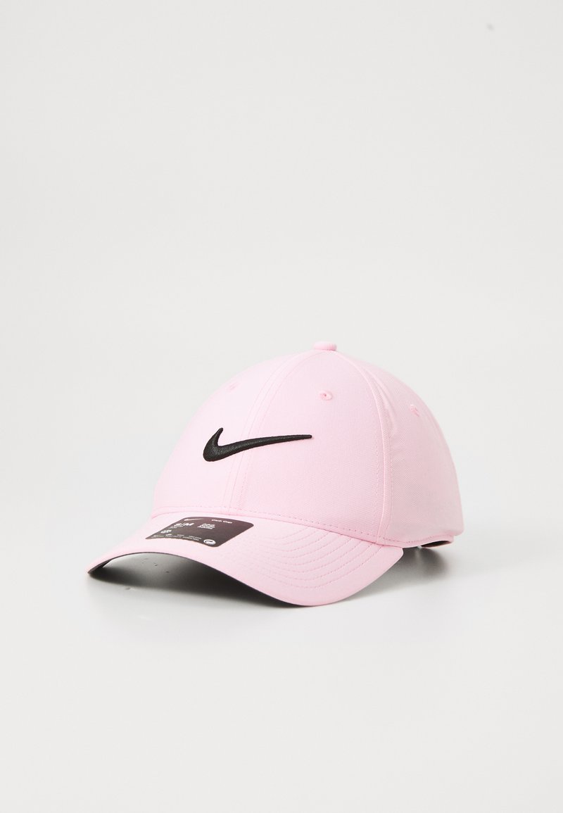 Lys pink Nike baseball cap med buet skygge og sort broderet logo hviler på hvid overflade.