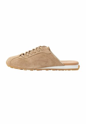 Lysebrun ruskind slip-on sneaker med snørebånd, åben hæl og hvid sål med mønster, vist i profil mod hvid baggrund.