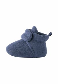 Merkin sininen fleece-kengät, joissa on pyöreä kärki, käännettävä cuff ja koristeellinen hihna. Pehmeä tekstuuri ja minimalistinen muotoilu.