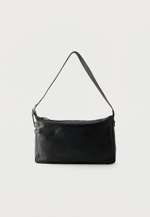 Sort rektangulær skuldertaske i læder med justerbar strop og lynlås øverst på ensfarvet hvid baggrund.