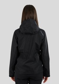Veste imperméable noire avec capuche, en tissu texturé, et détail de logo sur l'épaule. Dispose d'une coupe décontractée et de poignets élastiques.