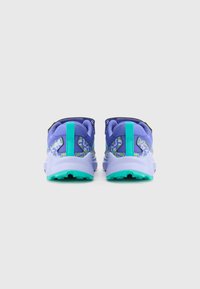 Μωβ αθλητικά παπούτσια με υφή στην επιφάνεια, αντιθετικές τουρκουάζ λεπτομέρειες και σχεδιασμένο επάνω μέρος. Διαθέτουν επενδεδυμένο γιακά και ανθεκτική σόλα.