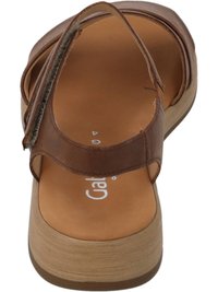 Καφέ δερμάτινο σανδάλι με επίπεδη, υφή σόλα και φαρδύ πάτο. Διαθέτει έναν ενιαίο ιμάντα πάνω από το πόδι και υποστήριξη στον αστράγαλο.