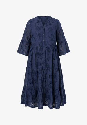 Laivastonsininen midimekko, jossa napit edessä, liehuvat kolmen neljänneksen hihat, kerroksittainen hame ja kukkakuvioinen rei'itetty kirjonta.