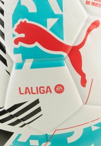 Puma LaLiga fodbold med en hvid, struktureret overflade, der har røde og turkise accenter, sorte striber og mærkevarer logoer.