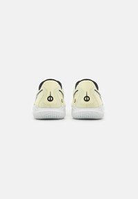Nike Performance TIEMPO LEGEND 10 CLUB - Indoor football boots - lemonade/black/metallic gold coin