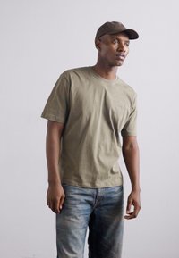 Tiger of Sweden PRO - Basic póló - october sage