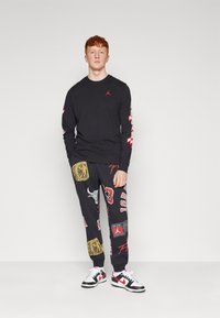 Jordan Pantalones deportivos - black/sail