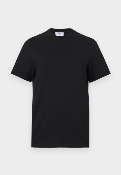 Μαύρο κοντομάνικο t-shirt με στρόγγυλη λαιμόκοψη και λευκή ετικέτα που γράφει "FILIPPA K" στο εσωτερικό πίσω μέρος του γιακά, εμφανιζόμενο σε λευκό φόντο.