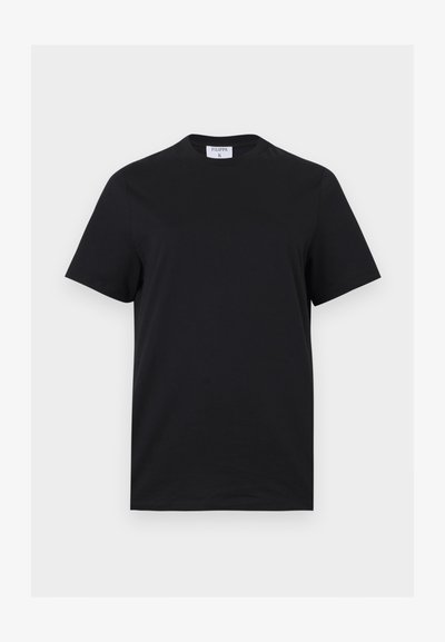 T-shirt noir à manches courtes et col rond avec une étiquette blanche portant la mention "FILIPPA K" à l'intérieur du col arrière, présenté sur un fond blanc.
