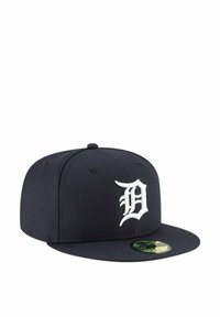 Gorra ajustada de color azul marino con un logo 'D' bordado en blanco. Diseño estructurado, visera plana y tejido texturizado con detalles de costura visibles.