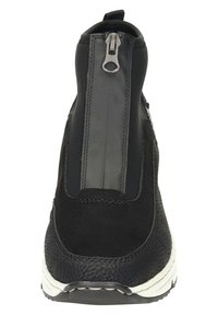 Zapatilla negra diseñada con un upper liso, acentos texturizados y un cierre de cremallera en la parte posterior; presenta una suela blanca elevada para contraste.