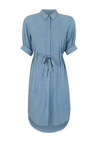 Hellblaues Hemdkleid aus glattem Stoff mit einem Kragen, kurzen hochgerollten Ärmeln, einem Taillengürtel und einem abgerundeten Saum.