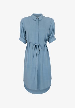 Jasnoniebieska sukienka koszulowa z gładkiego materiału, z kołnierzykiem, krótkimi podwiniętymi rękawami, paskiem w talii i zaokrąglonym dołem.