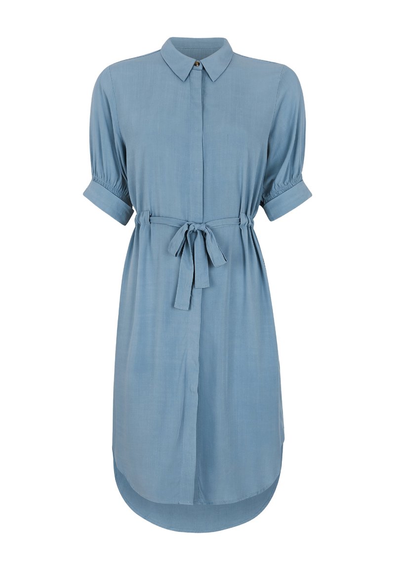 Hellblaues Hemdkleid aus glattem Stoff mit einem Kragen, kurzen hochgerollten Ärmeln, einem Taillengürtel und einem abgerundeten Saum.