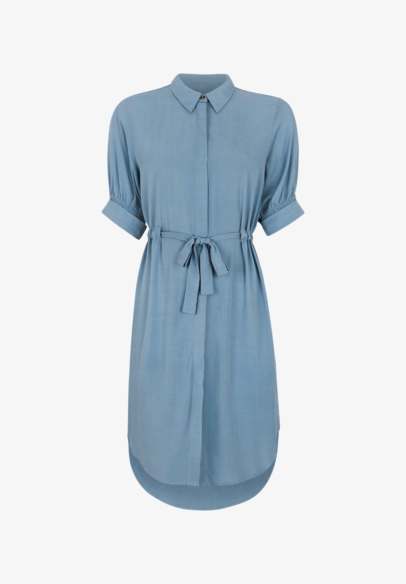 Hellblaues Hemdkleid aus glattem Stoff mit einem Kragen, kurzen hochgerollten Ärmeln, einem Taillengürtel und einem abgerundeten Saum.