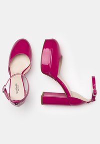 Scarpe con piattaforma in vernice fucsia con cinturino alla caviglia, caratterizzate da una punta arrotondata e un tacco alto chunky, che offrono una finitura lucida.