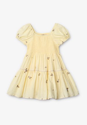 Vestido amarillo para niño pequeño con mangas abullonadas, corpiño fruncido, falda de capas y un pequeño estampado floral marrón disperso por todo el vestido.