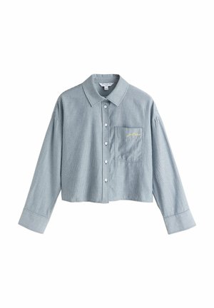 Zils un balts vertikāli svītrains ar garām piedurknēm piedurknēm īss krekls ar pogām un krūšu kabatu, kurā redzams mazs dzeltens teksts izšuvumā.