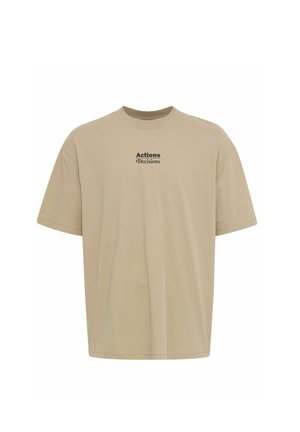 Camiseta de algodón beige de manga corta, con un texto impreso en negro que dice "Acciones Decisiones" en el pecho y un diseño de cuello redondo.