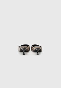 Chaussures à talons slip-on brunes et noires avec un design texturé en imprimé serpent. Elles possèdent de petits talons et un intérieur noir lisse.