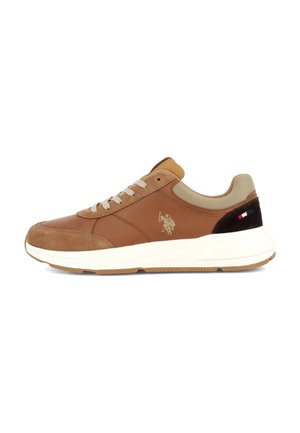 Baskets en cuir et daim marron avec lacets beiges, col rembourré crème, semelle blanche et petit logo sur le côté et le talon.
