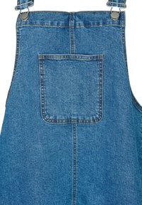 Denim kombinezoni v svetlo modri barvi, z nastavljivimi kovinskimi sponkami, enim hrbtnim žepom in kontrastnim šivom ob šivih. Gladka tekstura.