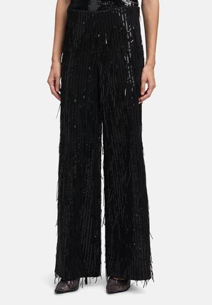 Schwarze weit geschnittene Hose mit einem strukturierten Fransen-Design, verziert mit Pailletten und schimmernden Akzenten, die ein fließendes und schichtartiges Aussehen bieten.