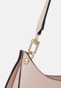 Guess MERIDIAN MINI TOP ZIP  - Ručna torba - light rose