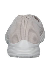 Helle rosa Slipper mit einem strukturierten Strickobermaterial und einer weißen gepolsterten Sohle mit Rillen, die für Komfort und Benutzerfreundlichkeit konzipiert sind.