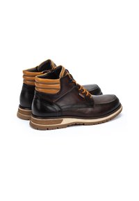 Bottines en cuir marron avec une finition lisse, accent en cuir beige en haut, lacets marron et semelle en caoutchouc avec un motif de grip texturé.