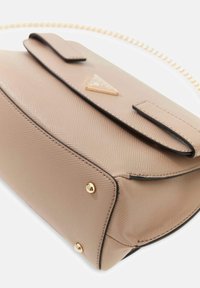 Borsa beige con finitura testurizzata, bordi neri, accessori dorati e logo triangolare. Presenta una tracolla a catena rimovibile e chiusura a patta.
