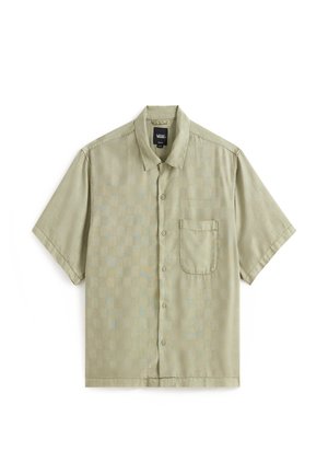 Camisa de manga corta con botones en verde oliva claro con un sutil patrón de cuadros. Cuenta con un bolsillo en el pecho y un cuello clásico.