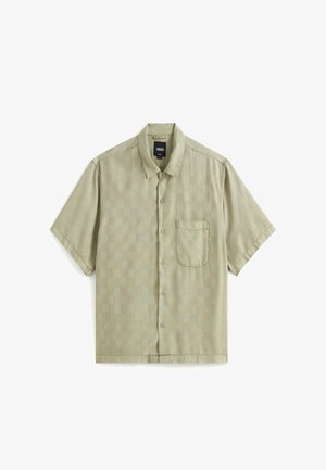Chemise manches courtes à boutons en vert olive clair avec un motif à carreaux subtil. Comprend une poche poitrine et un col classique.