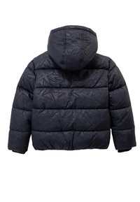 Czarna kurtka puchowa z kapturem, z teksturowanym wzorem, pikowanym designem i elastycznymi mankietami. Materiały wydają się syntetyczne i ocieplone.