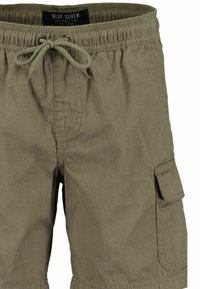Pantaloni cargo color khaki con cintura elastica e cordino, dotati di una tasca laterale e realizzati in tessuto leggero e resistente.
